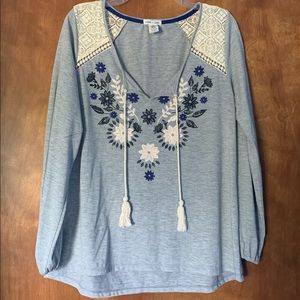 Floral light weigh top with a lace shoulder